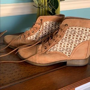 Vintage look lace inset booties. Faux suede. Sz 10